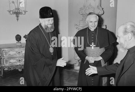 L'archevêque orthodoxe russe de Sagorsk Vladimir Dimitroskoy et le cardinal Josef Ratzinger (de gauche à droite) lors d'une conversation à Munich. [traduction automatique] Banque D'Images