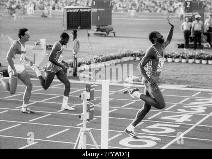 Jeux Olympiques 1984 à Los Angeles. Photo de fin 400m haies: Edwin Moses (USA) à la ligne d'arrivée devant Danny Harris (USA) et Harald Schmid (BRD) 05.08.1984. [traduction automatique] Banque D'Images