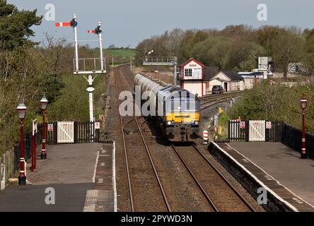 Une locomotive diesel de classe 66 avec des camions-citernes passe par Appleby Station sur le chemin des travaux de ciment de Clitheroe Banque D'Images