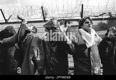 Manifestations contre la construction de l'usine de retraitement (WAA) à Wackersdorf. Le lundi de Pâques 1986, des manifestants ont attaqué la clôture du site qui protège le site de l'installation nucléaire prévue. Pour la première fois dans l'histoire de la République fédérale d'Allemagne, la police utilise le gaz CS (gaz irritant) à grande échelle contre les manifestants. Les yeux brûlés d'un démonstrateur sont rincés à l'eau. Wackersdorf, Bavière, Allemagne, 31.03.1986 Wackersdorf, Bavière, Allemagne, 31.03.2086 Banque D'Images
