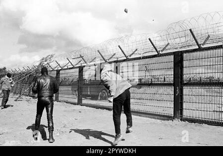 Manifestations contre la construction de l'usine de retraitement (WAA) à Wackersdorf. Le dimanche de Pâques 1986, des manifestants ont attaqué la clôture du site qui protège le site de l'installation nucléaire prévue. Pour la première fois dans l'histoire de la République fédérale d'Allemagne, la police utilise le gaz CS (gaz irritant) à grande échelle contre les manifestants. Wackersdorf, Bavière, Allemagne, 30.03.1986 Banque D'Images