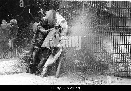 Manifestations contre la construction de l'usine de retraitement (WAA) à Wackersdorf. Le lundi de Pâques 1986, des manifestants ont attaqué la clôture du site qui protège le site de l'installation nucléaire prévue. Pour la première fois dans l'histoire de la République fédérale d'Allemagne, la police utilise le gaz CS (gaz irritant) à grande échelle contre les manifestants. Wackersdorf, Bavière, Allemagne, 31.03.1986 Banque D'Images