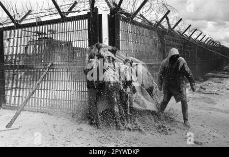 Manifestations contre la construction de l'usine de retraitement (WAA) à Wackersdorf. Le lundi de Pâques 1986, des manifestants ont attaqué la clôture du site qui protège le site de l'installation nucléaire prévue. Pour la première fois dans l'histoire de la République fédérale d'Allemagne, la police utilise le gaz CS (gaz irritant) à grande échelle contre les manifestants. Wackersdorf, Bavière, Allemagne, 31.03.1986 Banque D'Images