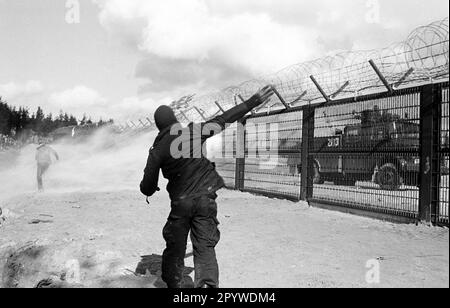Manifestations contre la construction de l'usine de retraitement (WAA) à Wackersdorf. Le dimanche de Pâques 1986, des manifestants ont attaqué la clôture du site qui protège le site de l'installation nucléaire prévue. Pour la première fois dans l'histoire de la République fédérale d'Allemagne, la police utilise le gaz CS (gaz irritant) à grande échelle contre les manifestants. Wackersdorf, Bavière, Allemagne, 30.03.1986 Banque D'Images