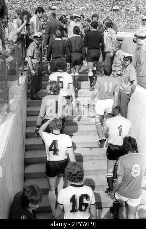 Coupe du monde de football 1974 / finale du groupe B / FRG - Yougoslavie 2:0 / 26.06.1974 à Düsseldorf / les joueurs sortent du tunnel du stade du Rhin de Düsseldorf. [traduction automatique] Banque D'Images