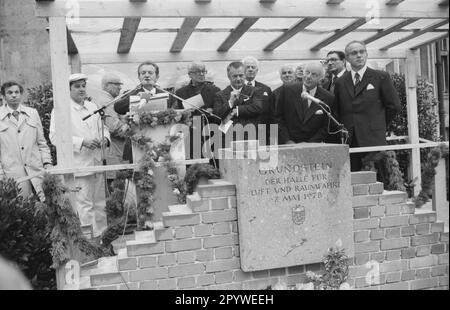 Lors de la pose de la pierre de fondation de la salle aérospatiale du Deutsches Museum: Derrière la plaque, Theo Stillger et le président fédéral Walter Scheel. Derrière Scheel à droite, le ministre fédéral de l'intérieur Werner Maihofer. [traduction automatique] Banque D'Images