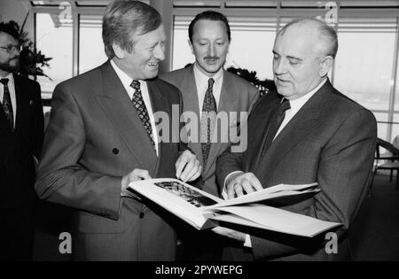 Hans Zehetmair, ministre bavarois de la Culture (à gauche), avec Mikhaïl Gorbatchev lors d'une escale à l'aéroport de Munich après un retour d'une tournée de conférences au Canada. En plus de deux billets pour le festival de Bayreuth, Zehtmair a présenté un livre avec des photos de la dernière visite de Gorbatchev à Munich en tant que président. [traduction automatique] Banque D'Images