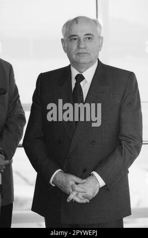 Mikhail Gorbachev lors d'une escale à l'aéroport de Munich après être revenu d'une tournée au Canada. [traduction automatique] Banque D'Images