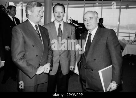 Hans Zehetmair, ministre bavarois de la Culture (à gauche), avec Mikhaïl Gorbatchev lors d'une escale à l'aéroport de Munich après un retour d'une tournée de conférences au Canada. En plus de deux billets pour le festival de Bayreuth, Zehtmair a présenté un livre avec des photos de la dernière visite de Gorbatchev à Munich en tant que président. [traduction automatique] Banque D'Images