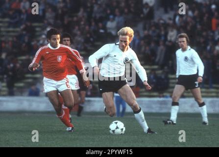 Coupe du monde 1978. Tunisie - Allemagne 0:0/10.06.1978 à Cordoue. Karl-Heinz Rummenigge (Deut.) action sur le ballon. À gauche : Nejib Ghommidh (TUN). En arrière-plan: Bernard Dietz (Deut.). [traduction automatique] Banque D'Images