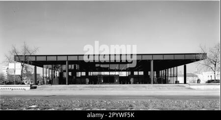 Berlin-Tiergarten, Kulturforum, Neue Nationalgalerie, Potsdamer Str. 50 (hérité de 1965-68, architecte : Ludwig Mies van der Rohe). Vue extérieure. Panorama, noir et blanc. Photo, 1997. Banque D'Images