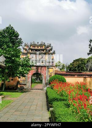 Hue, Vietnam. 03rd mars 2023. Porte historique dans la citadelle de Hue. La Citadelle de hue était l'ancienne résidence des empereurs de la dynastie Nguyen vietnamienne dans la capitale à cette époque. La citadelle contient un palais impérial inspiré de la Cité interdite de Pékin et est aujourd'hui un site classé au patrimoine mondial de l'UNESCO. Crédit : Alexandra Schuler/dpa/Alay Live News Banque D'Images