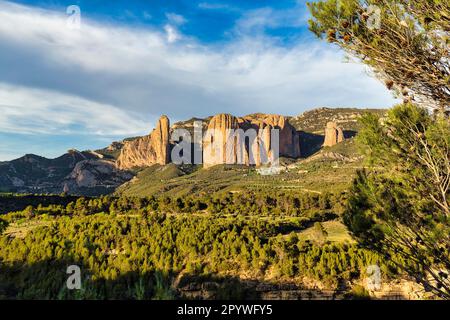 Formations rocheuses Mallos des Riglos au village de Las Penas de Riglos, Huesca, Aragon, Aragon, Espagne Banque D'Images