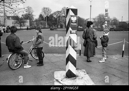 Allemagne, Frankfurt-Oder , 08.11.1990. N° d'archive: 22-23-36 frontière germano-polonaise photo: La frontière germano-polonaise près de Francfort sur l'Oder et le Slubice [traduction automatique] Banque D'Images