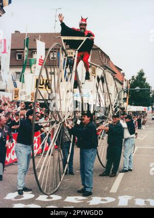 Le concepteur de vélos Dieter (Didi) Senft montre au public sa construction de vélos inhabituelle dans la rue principale de Bühl. Didi Senft est également connu sous le nom de Tour Devil et peut être vu à de nombreuses courses internationales de vélo de route. [traduction automatique] Banque D'Images