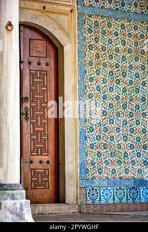 Détail de la porte, de la colonne et des fresques de la cour intérieure dans l'ancien palais de Topkapi à Istanbul, Turquie, Brésil Banque D'Images