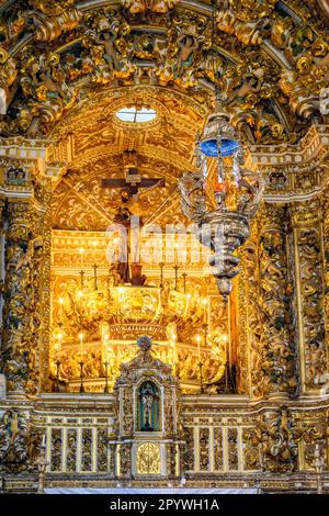 Ancien et luxueux autel baroque plaqué or dans une église historique de la ville de Salvador à Bahia, Brésil Banque D'Images