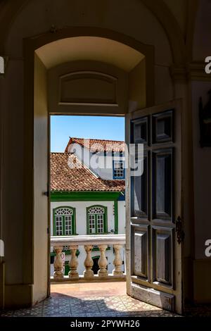 Maisons coloniales anciennes vues par la porte de l'église historique dans la ville de Diamantina à Minas Gerais, Brésil Banque D'Images