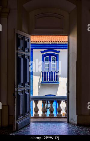 Vieilles maisons coloniales vues par la porte de l'église historique dans la ville de Diamantina à Minas Gerais, Brésil Banque D'Images