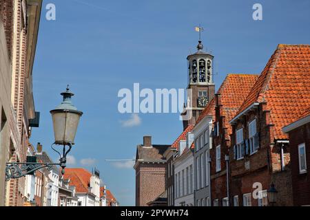 Façades de maisons historiques et tour de l'horloge du Stadhuis (hôtel de ville) situé dans la rue Botermarkt dans le centre historique de Heusden, pays-Bas Banque D'Images