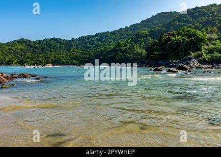 Paradis plage tropicale avec montagnes et forêts autour dans la côte Bertioga de l'état de Sao Paulo, Brésil, Brésil Banque D'Images