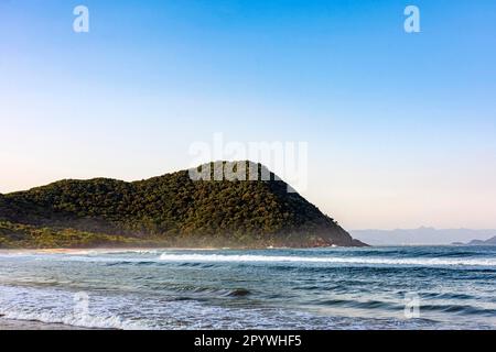 Plage paradisiaque entourée de forêt tropicale dans la côte de Bertioga de l'État de Sao Paulo, au Brésil Banque D'Images