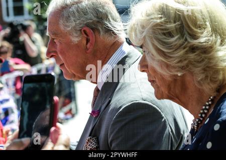 Salisbury, Wiltshire, Royaume-Uni. 18th juin 2018. Le roi Charles III (anciennement Prince Charles) et la reine Consort (anciennement duchesse de Cornwall) se sont rendu à Salisbury en juin 2018, peu après l'incident russe de Spy Novichok. Banque D'Images