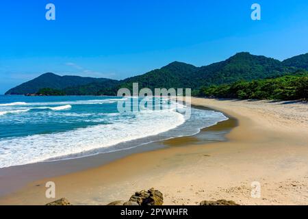 Plage à Bertioga sur la côte nord de l'État de Sao Paulo entouré par la forêt et les montagnes intactes, le Brésil Banque D'Images