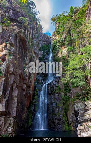 Superbe cascade appelée Vau da Noiva entre les rochers couverts de mousse et la végétation d'une région avec la nature préservée dans l'état de Minas Gerais Banque D'Images