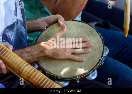 Joueur de tambourine et autres instrumentistes lors d'une représentation brésilienne de samba au carnaval, au Brésil Banque D'Images