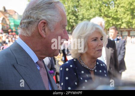 Salisbury, Wiltshire, Royaume-Uni. 18th juin 2018. Le roi Charles III (anciennement Prince Charles) et la reine Consort (anciennement duchesse de Cornwall) se sont rendu à Salisbury en juin 2018, peu après l'incident russe de Spy Novichok. Banque D'Images