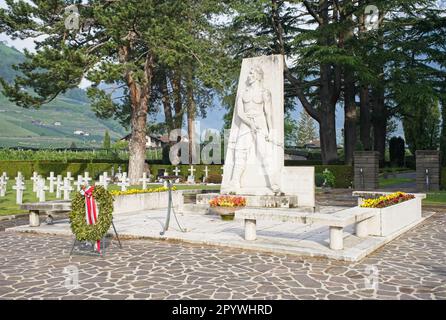 Merano, ItaIy - 29 avr 2023: Austro-hongrois, itaIian et allemand du premier et deuxième cimetière de guerre mondiale à Merano, ItaIy. Jour ensoleillé au printemps. Sélectionnez Banque D'Images