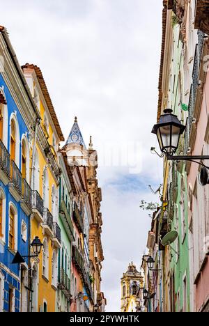 Façades de maisons anciennes et tours d'église de style colonial dans les rues du quartier Pelourinho dans la ville de Salvador, Bahia, Brésil Banque D'Images