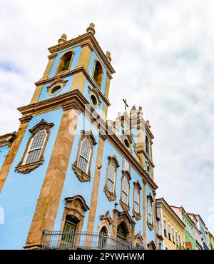 Perspective de la façade d'une église historique colorée dans le quartier de Pelourinho à Salvador, Bahia, Brésil Banque D'Images