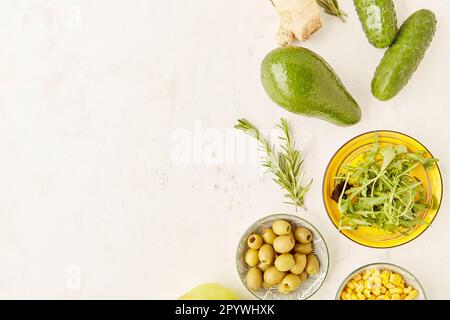 Couleurs alimentaires jaunes et vertes. Bas fodmap vegan ingrédients de régime - légumes, fruits, verts avec espace de copie. Céto, paleo, concept de régime basé sur les plantes Banque D'Images