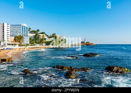 Célèbre plage de Barra et phare sur le front de mer de Salvador à Bahia, Brésil, Brésil Banque D'Images