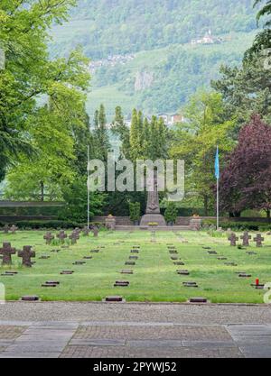 Merano, ItaIy - 29 avr 2023: Austro-hongrois, itaIian et allemand du premier et deuxième cimetière de guerre mondiale à Merano, ItaIy. Jour ensoleillé au printemps. Sélectionnez Banque D'Images