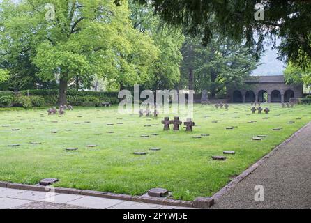 Merano, ItaIy - 29 avr 2023: Austro-hongrois, itaIian et allemand du premier et deuxième cimetière de guerre mondiale à Merano, ItaIy. Jour ensoleillé au printemps. Sélectionnez Banque D'Images