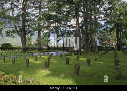 Merano, ItaIy - 29 avr 2023: Austro-hongrois, itaIian et allemand du premier et deuxième cimetière de guerre mondiale à Merano, ItaIy. Jour ensoleillé au printemps. Sélectionnez Banque D'Images