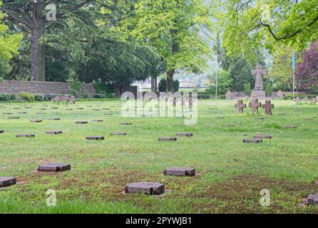 Merano, ItaIy - 29 avr 2023: Austro-hongrois, itaIian et allemand du premier et deuxième cimetière de guerre mondiale à Merano, ItaIy. Jour ensoleillé au printemps. Sélectionnez Banque D'Images