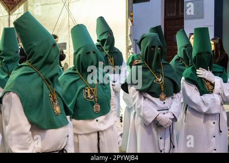 Les cofrays portant des capots verts se préparent à une procession pendant la semaine Sainte ou le Père Noël Semana, 5 avril 2023 à Ronda, Espagne. Ronda, établie pour la première fois au 6th siècle avant Jésus-Christ, organise des processions de la semaine Sainte depuis plus de 500 ans. Banque D'Images