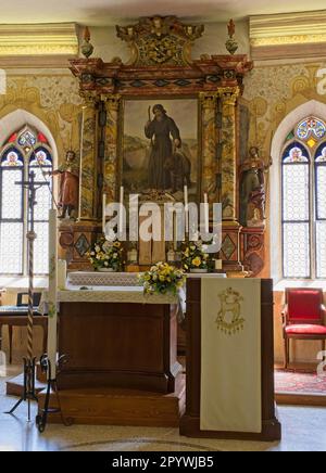 Coredo, ItaIy - 29 avril 2023: Le Sanctuaire de San Romedio est situé sur un éperon rocheux escarpé dans le paysage naturel du Val di non, Trentin-Alto A Banque D'Images