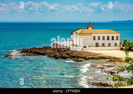 Église historique de Monte Serrat construite au 17th siècle dans la baie de Todos os Santos dans la ville de Salvador, Bahia, Brésil Banque D'Images