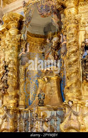 Autel baroque plaqué or dans l'ancienne église historique du quartier de Pelourinho, ville de Salvador, Bahia, Brésil Banque D'Images