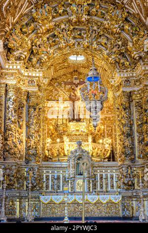 Bel autel baroque plaqué or dans l'ancienne église historique du quartier de Pelourinho, ville de Salvador, Bahia, Brésil Banque D'Images