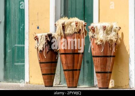 Des tambours ethniques et décorés aussi appelés atabaques dans les rues de Pelourinho, le centre historique de la ville de Salvador à Bahia, au Brésil Banque D'Images