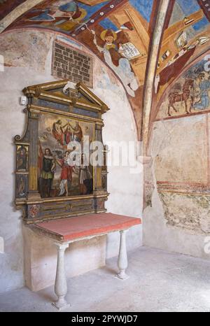 Coredo, ItaIy - 29 avril 2023: Le Sanctuaire de San Romedio est situé sur un éperon rocheux escarpé dans le paysage naturel du Val di non, Trentin-Alto A Banque D'Images