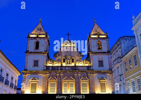 Façade illuminée d'une église ancienne et historique située à Salvador, Bahia dans le quartier de Pelourinho au crépuscule, Brésil Banque D'Images