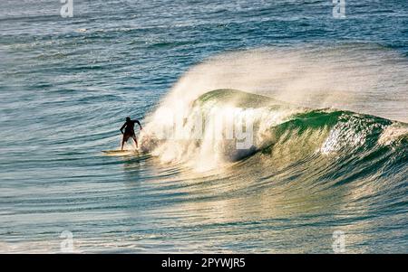 Surfez sur une vague à la plage d'Ipanema à Rio de Janeiro à l'aube, au Brésil Banque D'Images