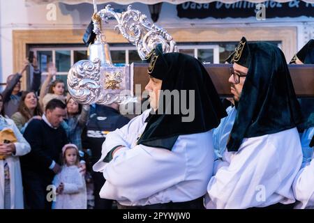 Nazarenos portant des chapeaux verts porte une plate-forme massive avec une statue de la Vierge Marie dans une procession pendant la semaine Sainte ou Santa Semana, 5 avril 2023 à Ronda, Espagne. Ronda, établie pour la première fois au 6th siècle avant Jésus-Christ, organise des processions de la semaine Sainte depuis plus de 500 ans. Banque D'Images